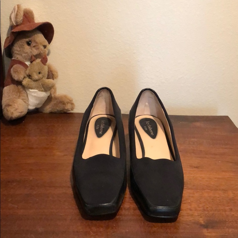 Black pumps